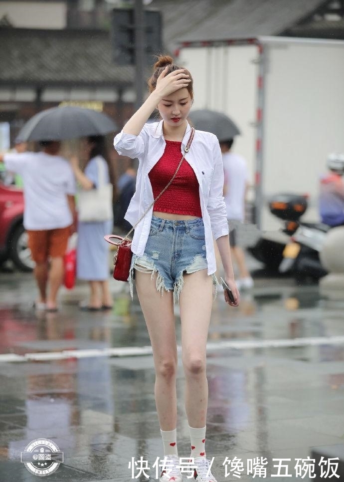 「 举止」举止优雅的热裤小姐姐, 有人为她挡雨吗，街拍
