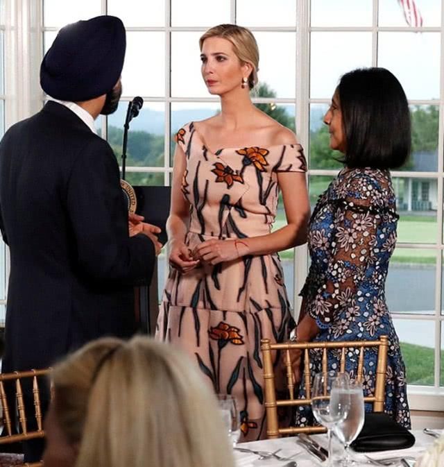 伊万卡身穿一字肩礼服气场出众，竟然抢了继母的风头！