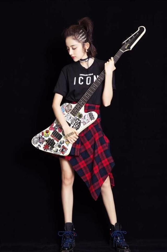 娜扎不愧是长腿界的扛把子，拍写真都穿平底鞋，网友：腿长任性！