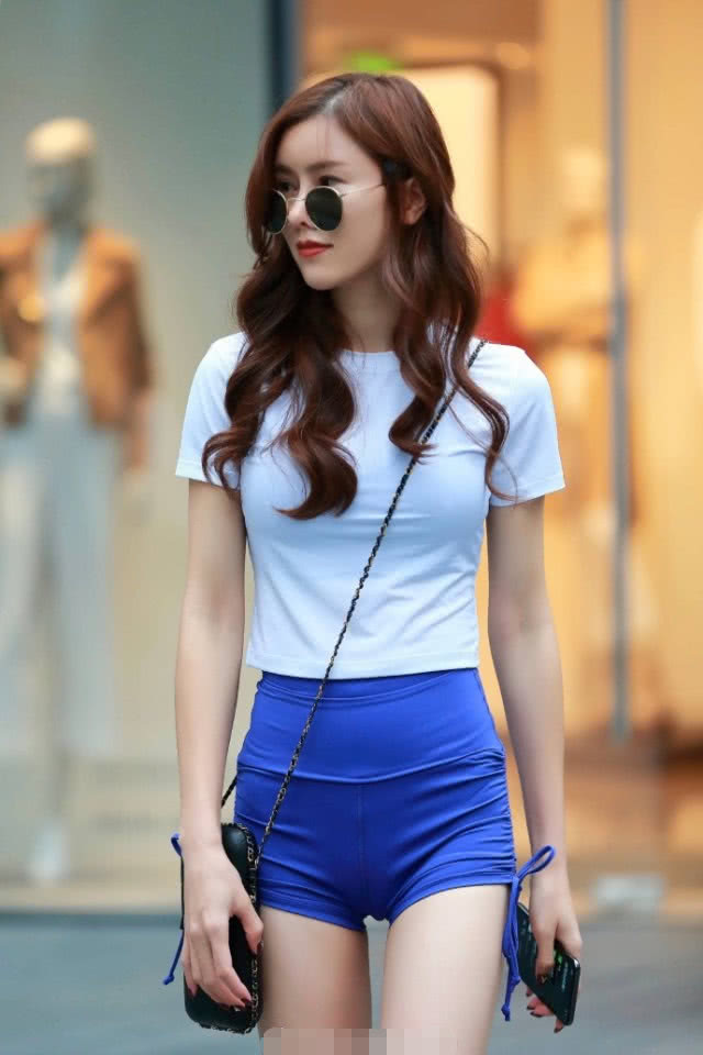 不输模特身材的小姐姐，热裤穿出了双腿的优美弧形