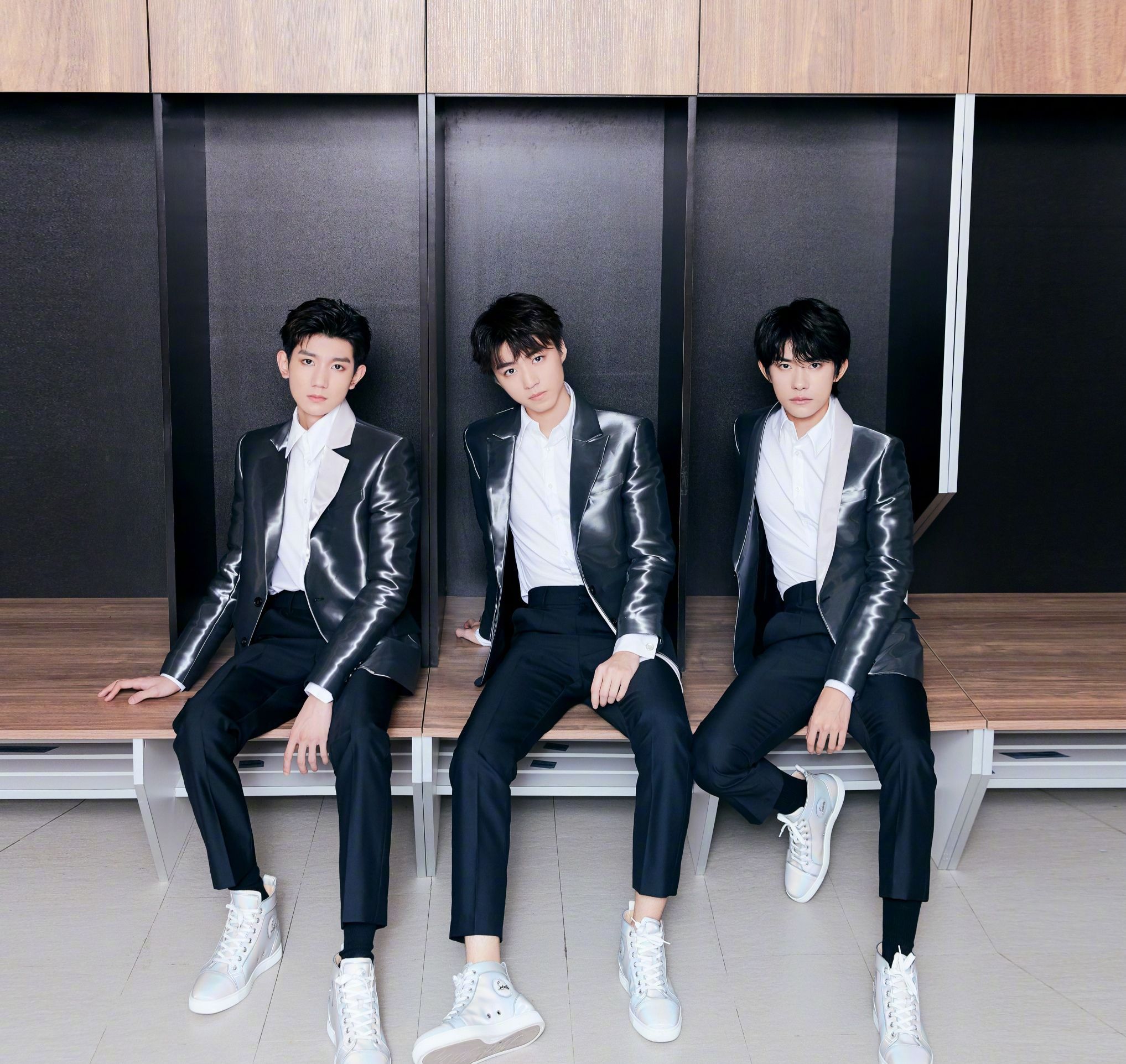 易烊千玺春晚在中央几