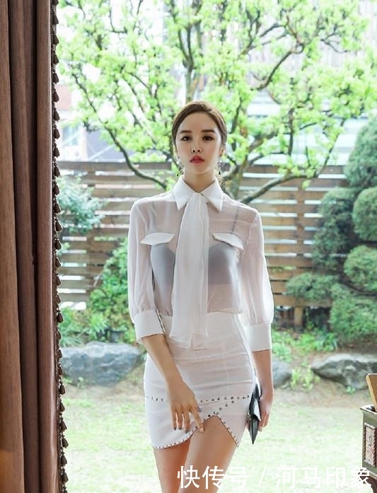 『 优美』时尚优美，凸显小姐姐的超模气质！，街拍美女：紧身牛仔裙