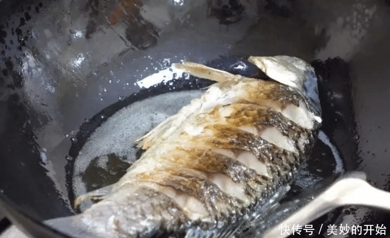  『鱼肉』煎鱼时，千万不要直接下锅，多做这步，鱼完整不粘锅，还无腥味