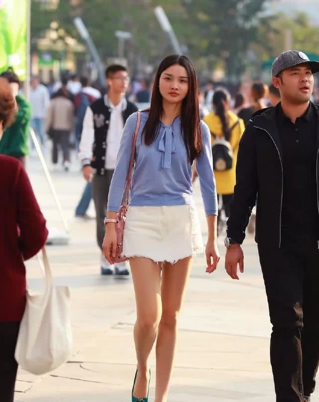  美女：路人街拍:身材苗条的靓丽美女,曼妙韵味看起来魅力十足!