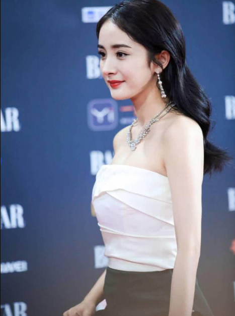 胸大也烦恼！杨幂穿紧身抹胸裙秀事业线，再次被赘肉抢镜！