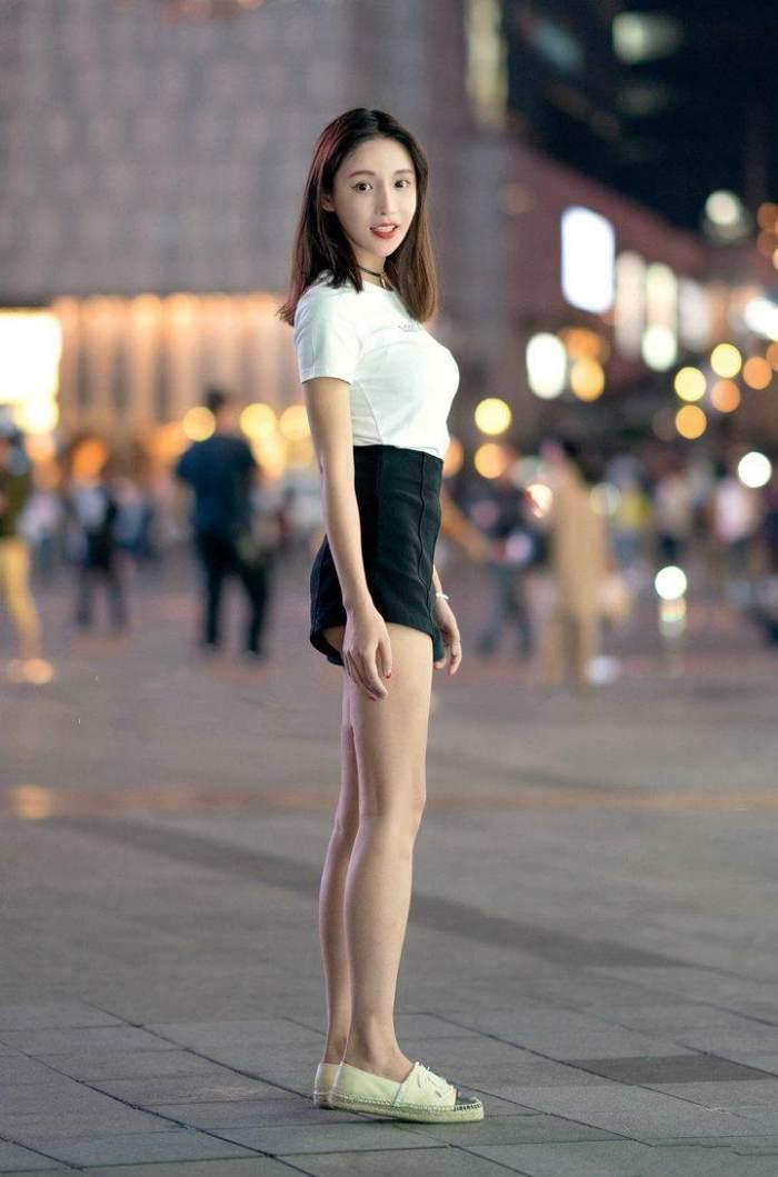 街拍：街上美女一个个穿得清爽迷人，修长的美腿让人喜欢的不得了