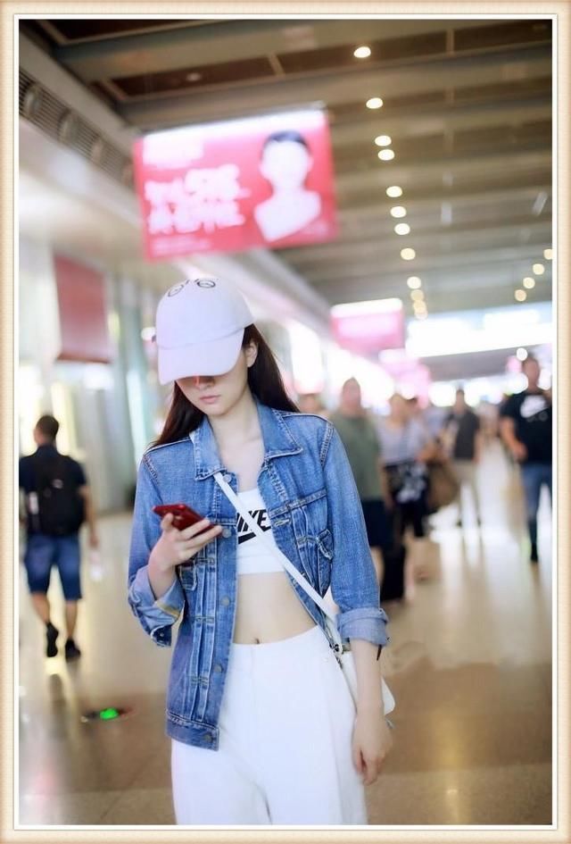 本以为穿小背心的张韶涵腰已经够细了，但看到乔欣，我沉默了！