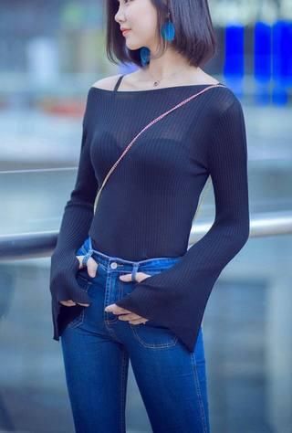 时尚紧身装，小姐姐彰显出完美身材，放大你的瞳孔！