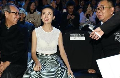 董洁真敢穿，蕾丝上衣太透了，网友：越来越有女人味了