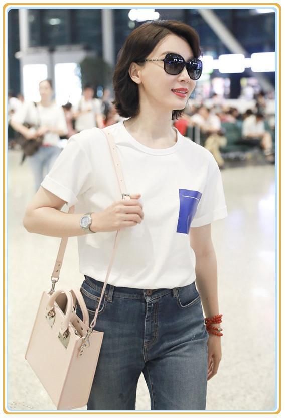 看了28岁李沁的仔裤，再看41岁陈数，网友：果然腿细就是资本！