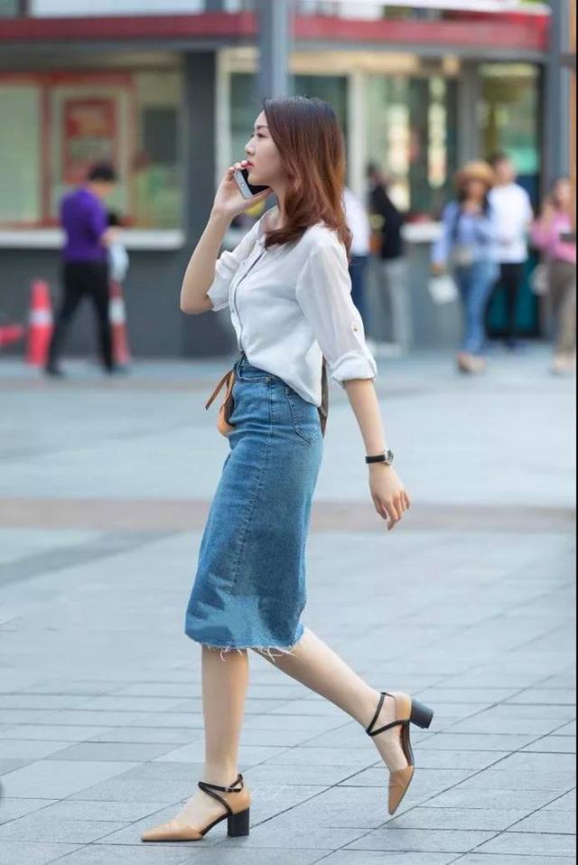 街拍:美女这身独特的穿搭,想不高调都难!