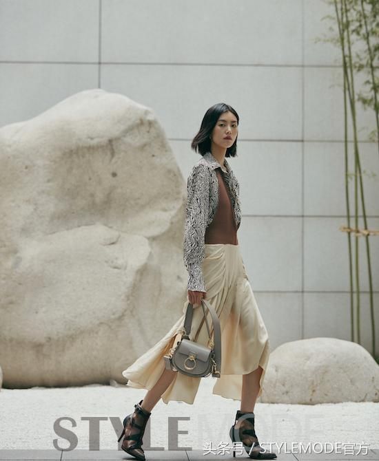 “一字带”凉鞋修身又凉快，赶快穿起来！