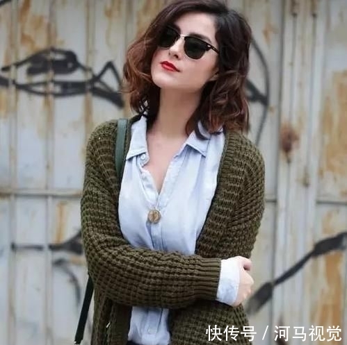 半身裙@还有人在秋天穿连衣裙?换这三套应季的搭配看看,通勤约会都能穿