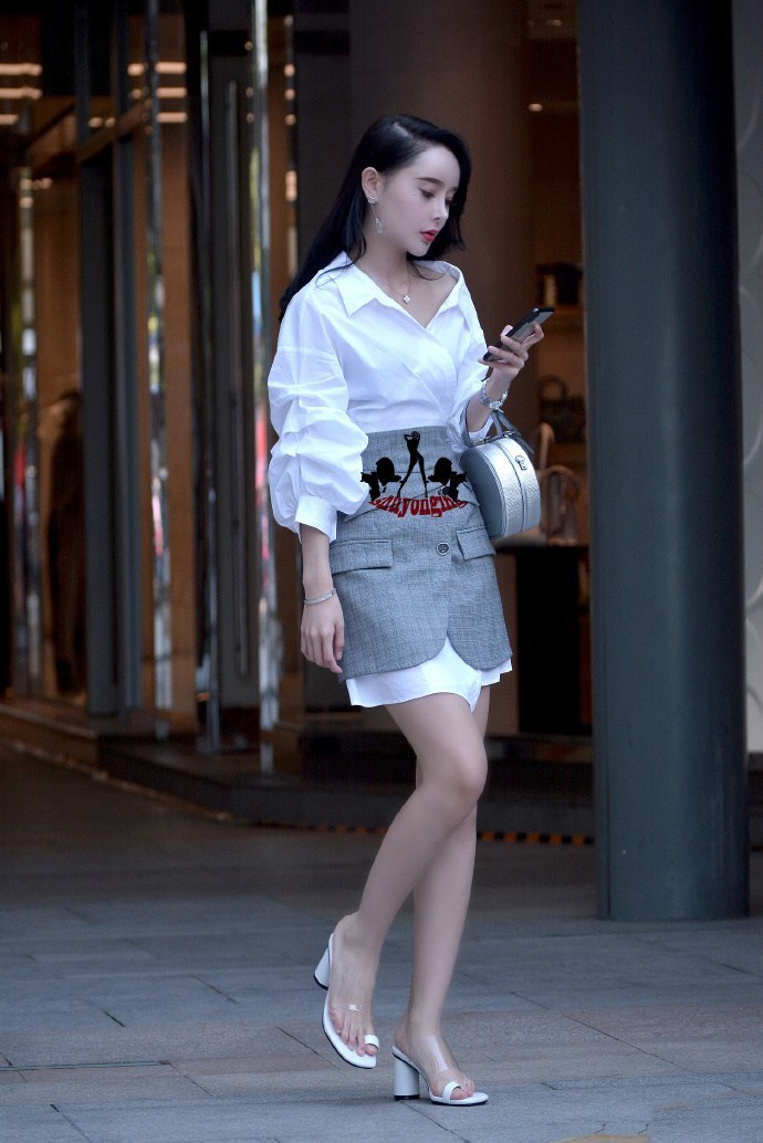 小姐姐将小西服当做裙子穿，恐怕就只有你才穿的这么有型了！