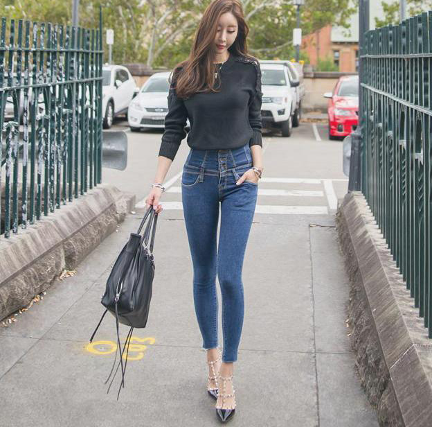 身穿紧身牛仔裤的美女，身材真好啊！突显她性感迷人笑容！