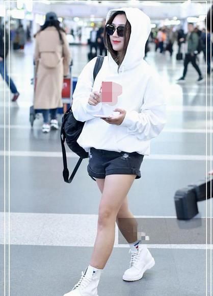 当130斤王菊和110斤何洁同穿短裤，我才知道什么是真正的肌肉腿！