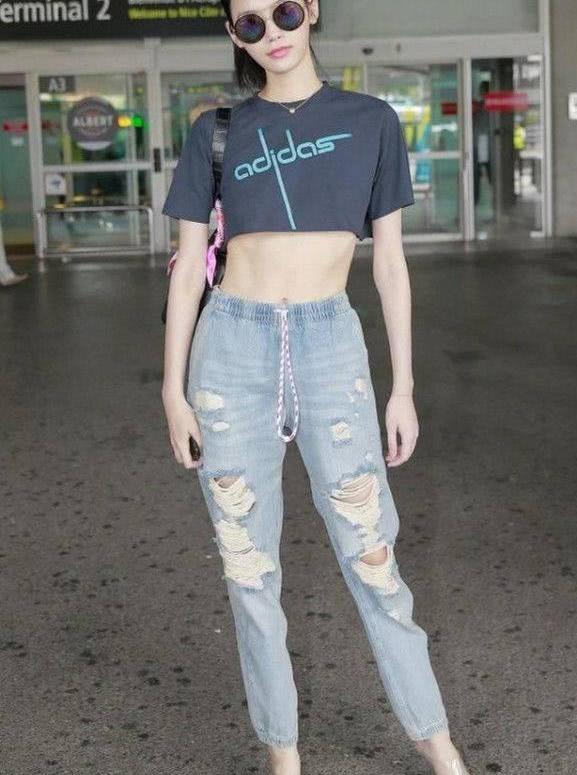 真服了奚梦瑶，穿成这样到国外，网友：不秀大长腿反而“露肋骨”