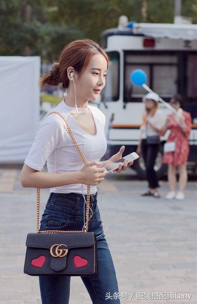 街拍：娇俏的姑娘，颜值高身材好，一个比一个有气质