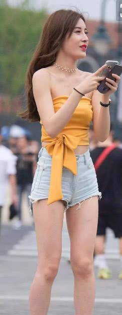 素人街拍: 小姐姐身材火爆, 抹胸装展现独特女人魅力