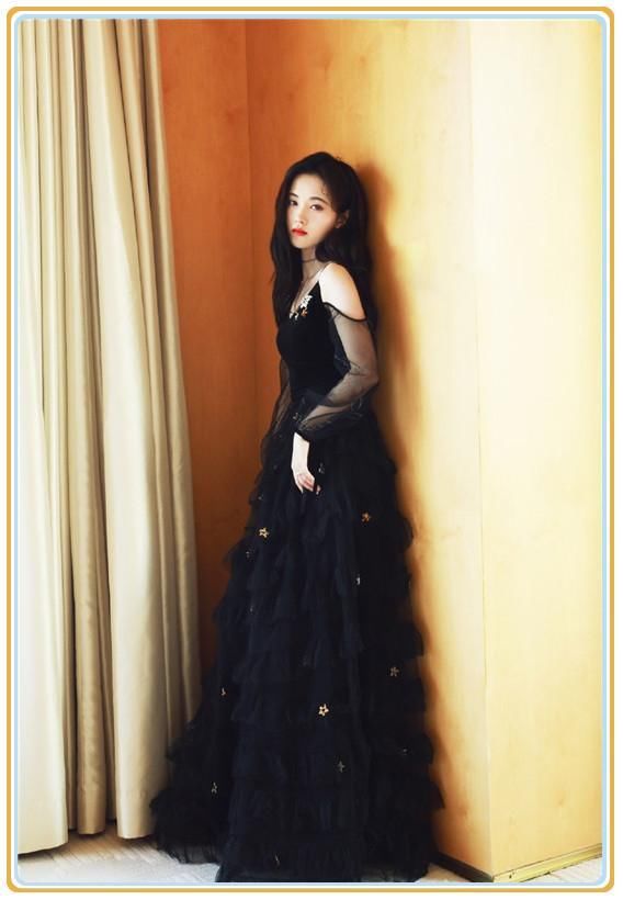 鞠婧祎够狠，穿紧身短裤还要扣四颗扣子，网友：为显腿长真是拼了