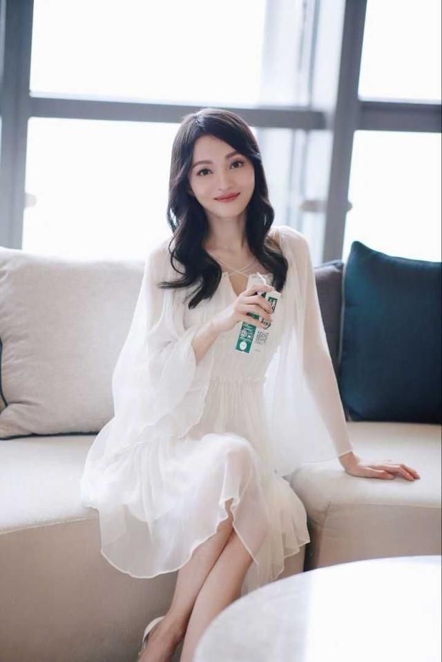 36岁张韶涵撞衫26岁周冬雨，才明白什么是女神什么是女孩！