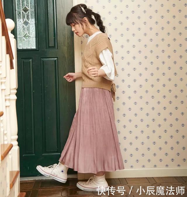  「衣裙」你还在裙子里面穿打底裤吗？衣裙叠穿法，现在流行这么搭