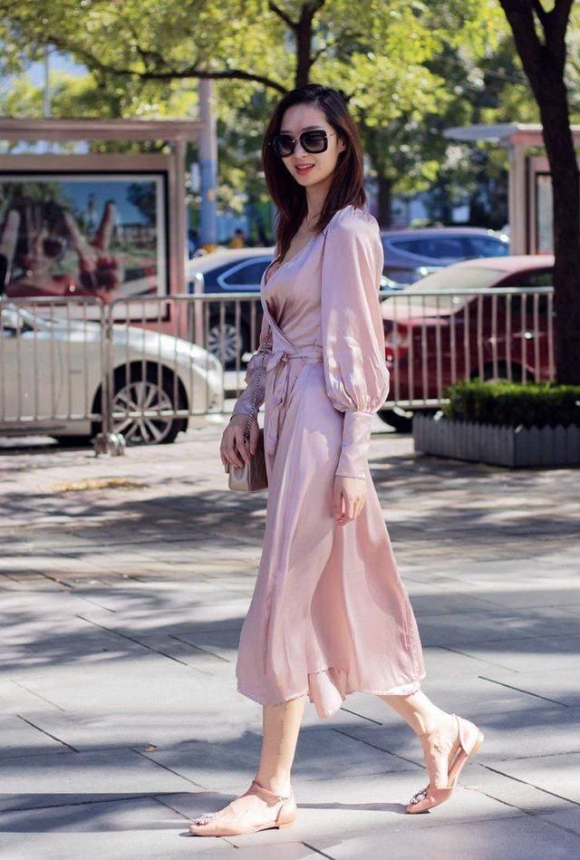 路人街拍，美女身材珠圆玉润，穿上短裤清凉，彰显青春与活力