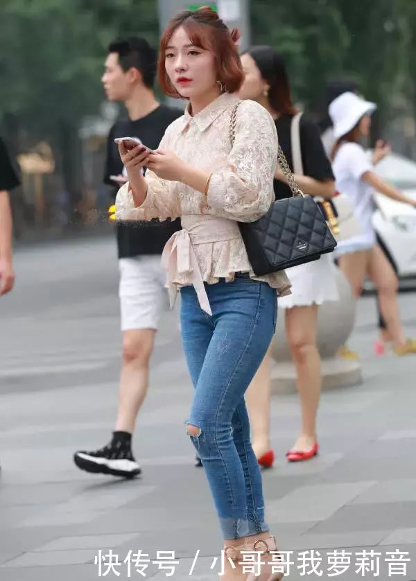 气质小姐姐紧身牛仔裤裹完美身材，火辣身材吸引了无数路人的眼球