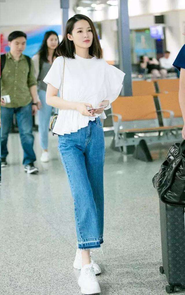 李沁喜欢穿短裙也实在太短了, 难怪一直用包包挡住 网友: 太大胆