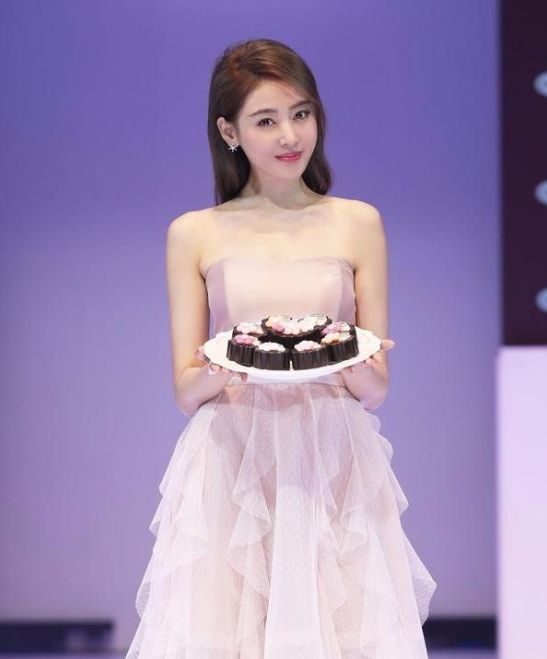 同样是穿小粉裙：赵丽颖廉价，关晓彤找不到腰，杨幂肚子隆起了？