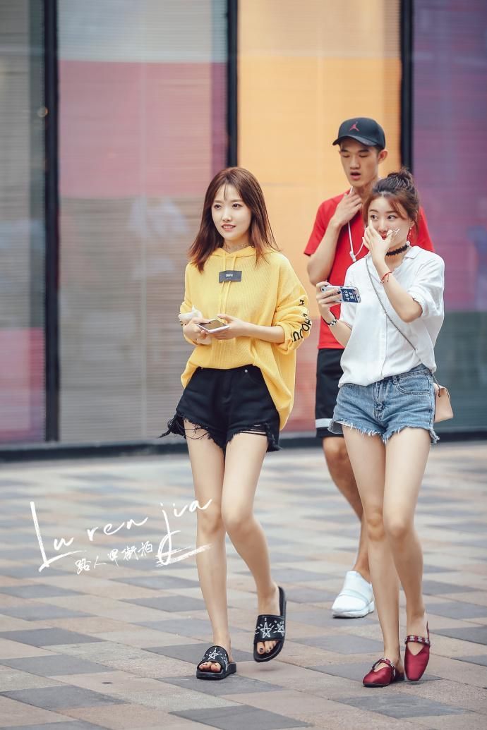 街拍:图四美女紧身短裙太抢风头，让人怦然心动的诱惑，无法抗拒