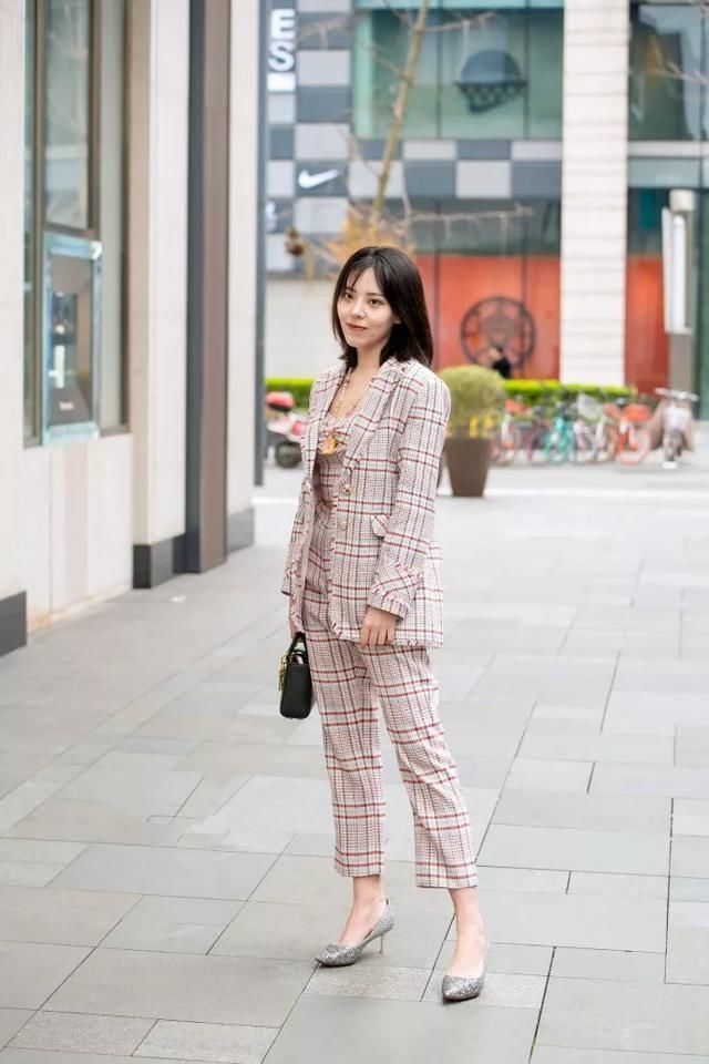 # 美女#出街的时候更有气场，气质美女搭配高跟鞋