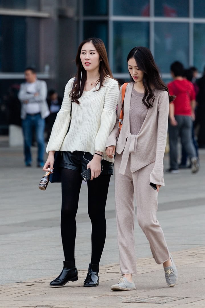 街拍：闺蜜长相和穿搭虽不同，个人气质却暗自较量，各有各的美