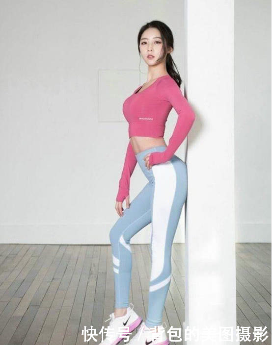 时尚又有弹性的打底裤，让小姐姐更加的高挑动人