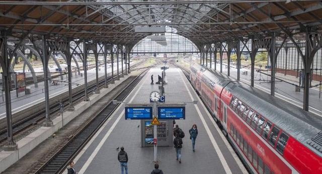 为什么要经常往火车头里装置沙子？看完涨知识了