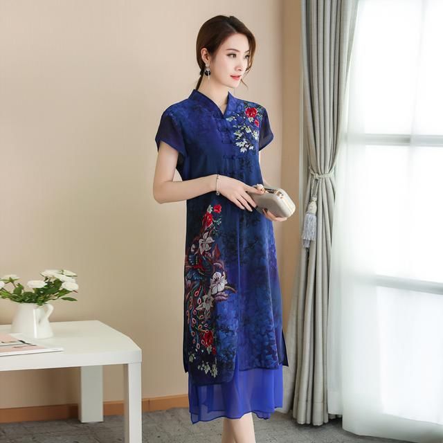 处于五六十岁女人，一旦生活宽裕，建议穿这些连衣裙，显嫩又洋气