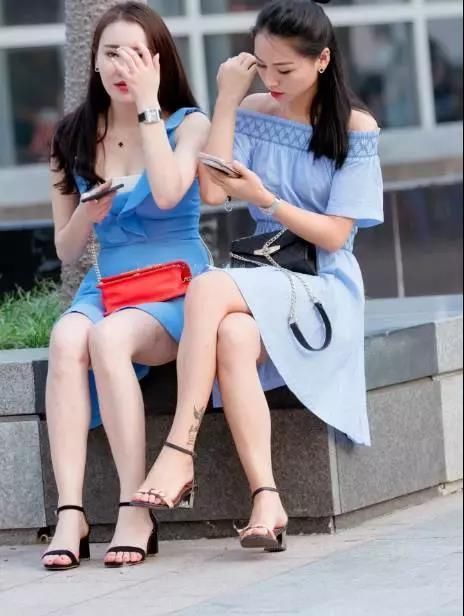 街拍：美得不重样，一对漂亮性感的姐妹花出现在广场上