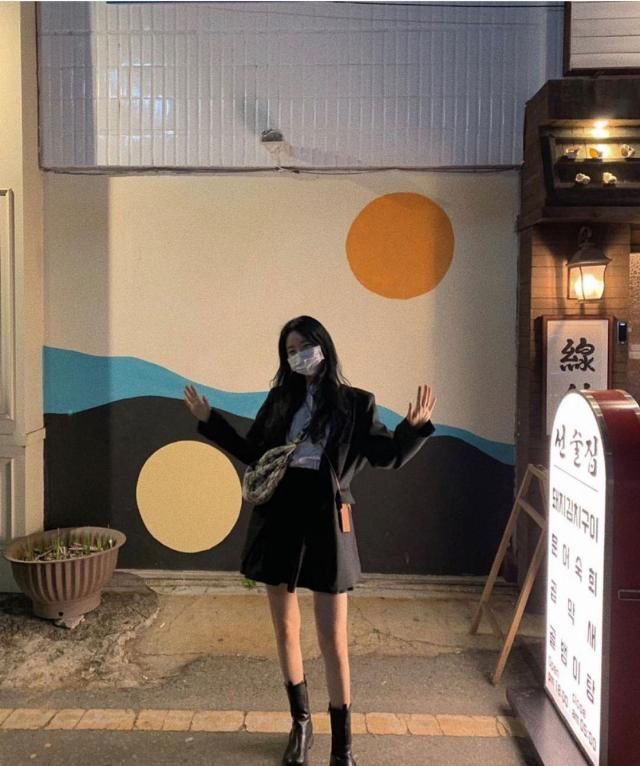  『基础色』短西装+裙子，春天这样穿太撩人了！