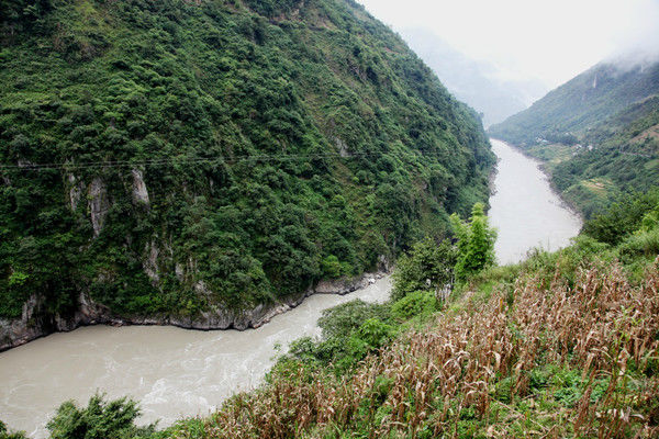 自驾霸道穿越丙察察闯西藏，悬崖边上走一遭，遭遇塌方，泥地陷车