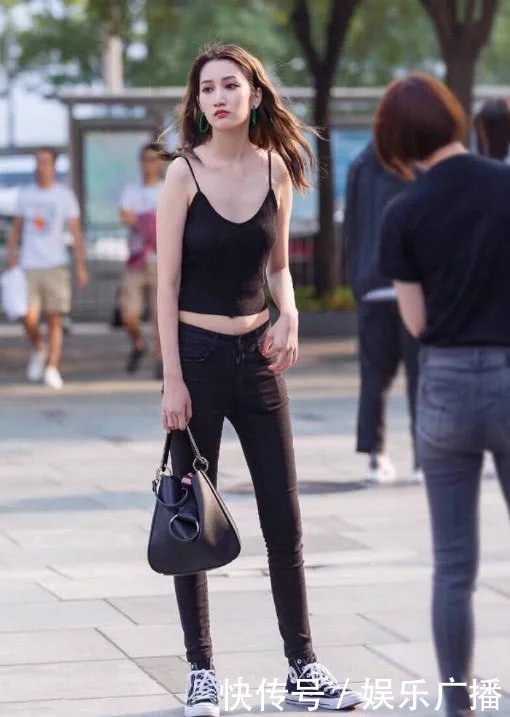 身穿黑色吊带紧身裤小姐姐，大长腿秒杀超模让路人目瞪口呆，我忍
