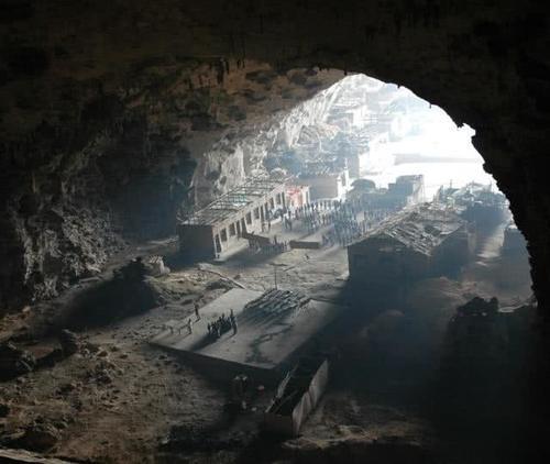 中国最“牛”村子：全村仅18户人家，生活在200米深洞穴之中