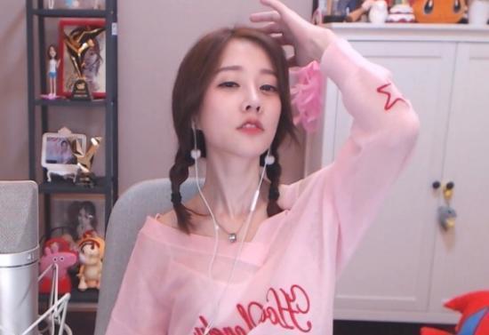 27岁冯提莫撞上19岁周洁琼，网友：真嫩和装嫩一眼就能看出