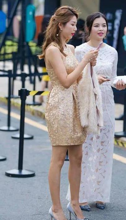 \＂i8\＂: \＂http://p3.qhimg.com/t01600b4d16b7ddbc0a.jpg?size=690x973\＂}＂街拍美女身姿曼妙的小姐姐，巧搭吊带裙，时尚又魅力