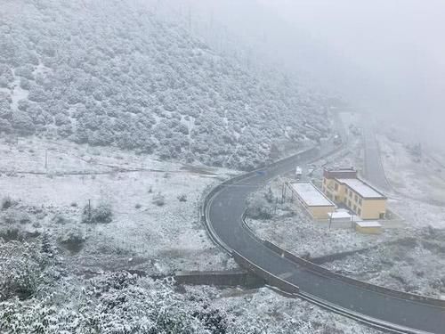 西藏自驾之旅第4天：大雪中前往稻城亚丁，看到4个交通事故