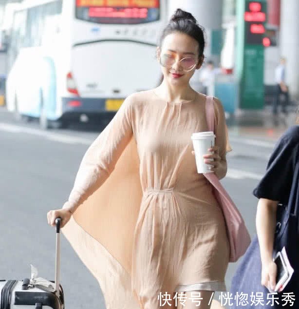 王鸥踩拖鞋就算了，裙子还一边长一边短，简直逼疯强迫症患者！