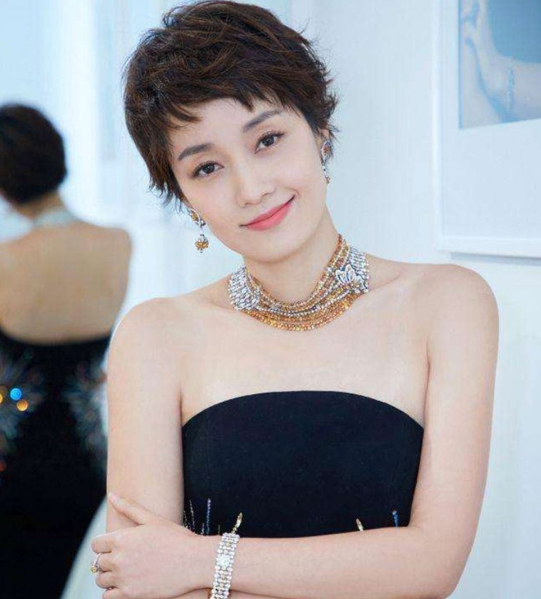 马伊琍身穿露背紧身连衣裙，短发大妈也那么有女人味，真会穿呀!