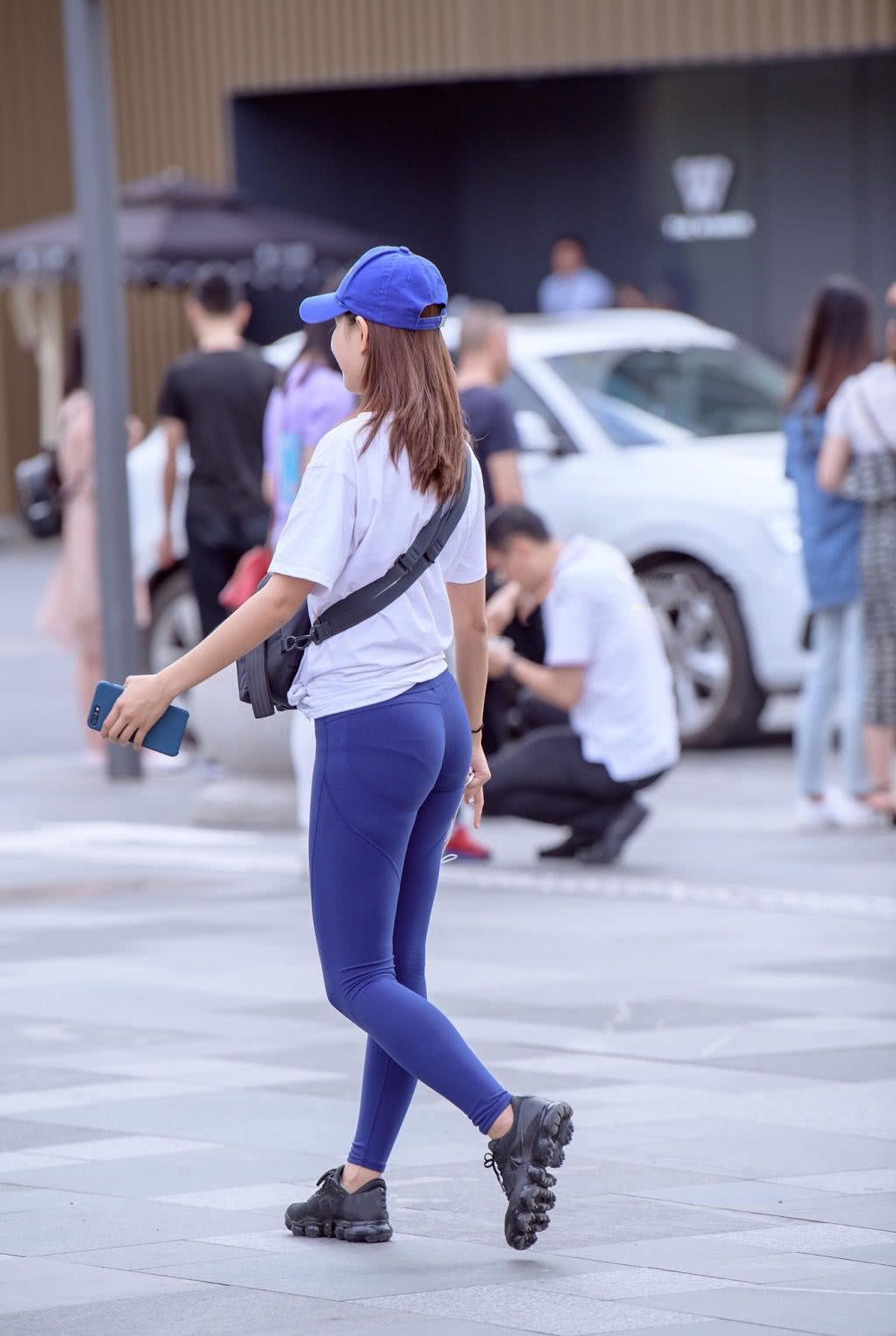 成熟小姐姐蓝色紧身裤，勾画紧致肥美翘臀曲线身材，性感的也是没