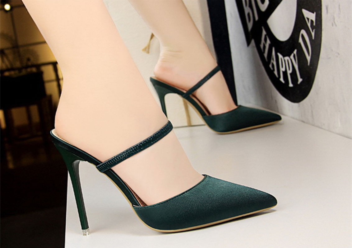 夏日街头、酒吧为啥都是腿长妹，原来因为高跟鞋，修饰身材显高挑