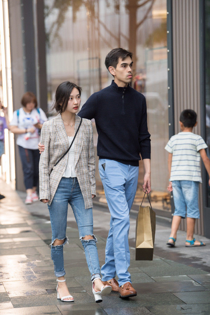 成都街拍，女人这样穿搭，很有气质