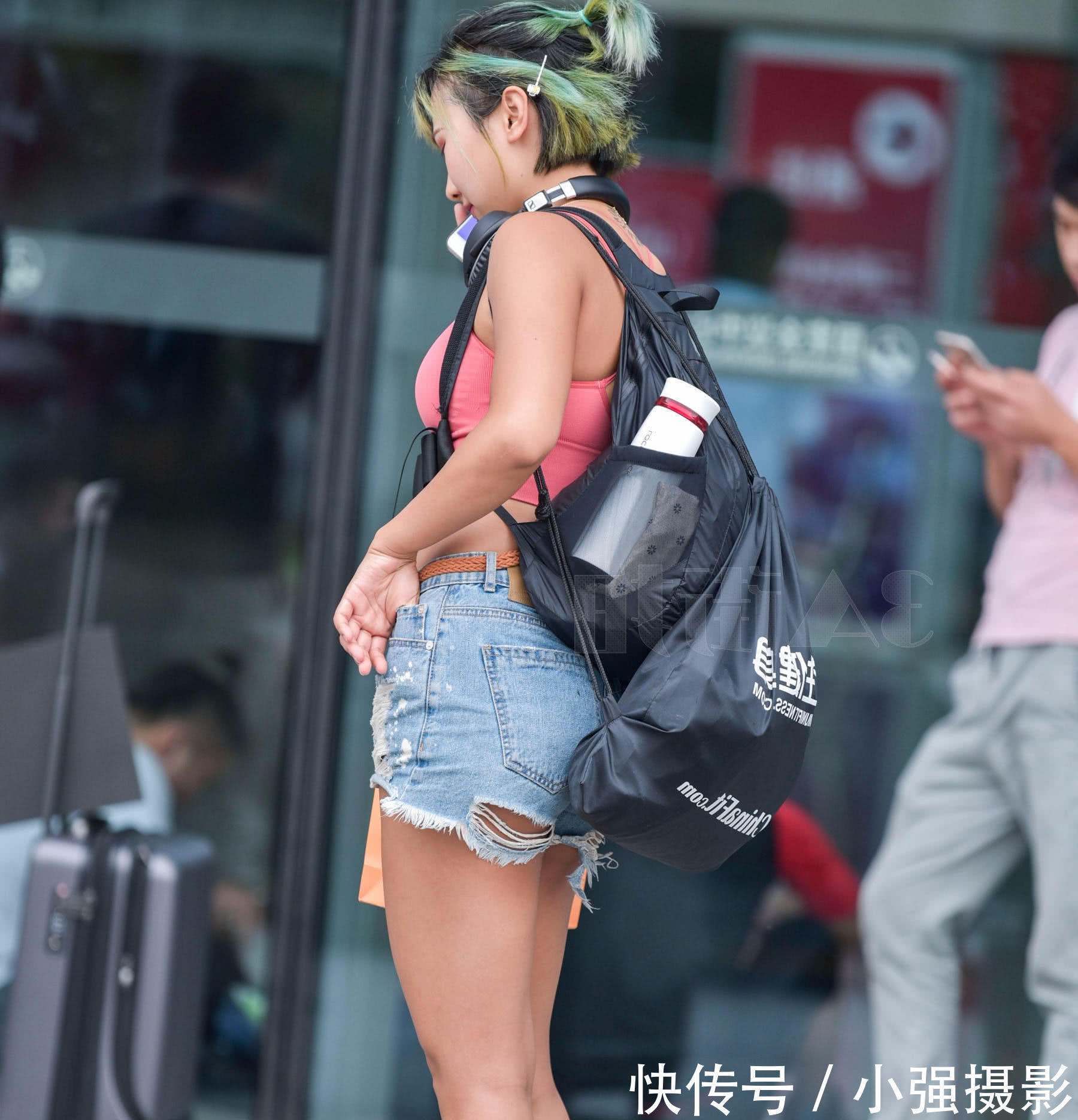 极品辣妈粉色裹胸勒出丰腴上围，街头发名片有成效的她笑起来很吸